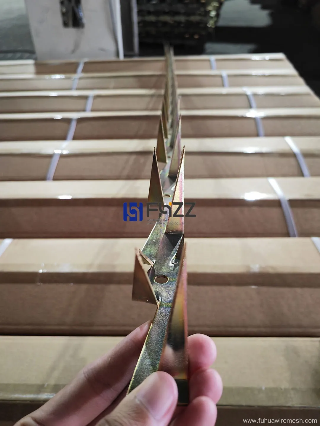 Hot Dipped Galvanized Wall Spikes with Yellow Colored