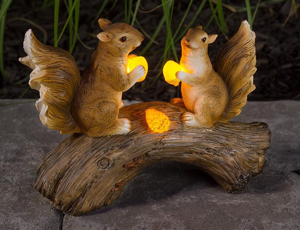 Squirrels trên một trang trí vườn gỗ