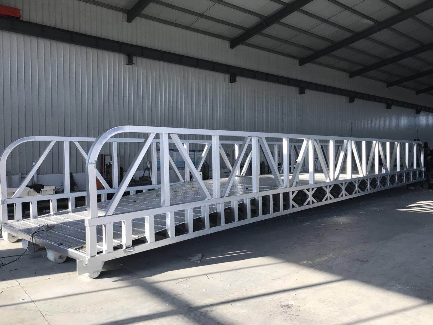 Aluminum gangway for floating dock