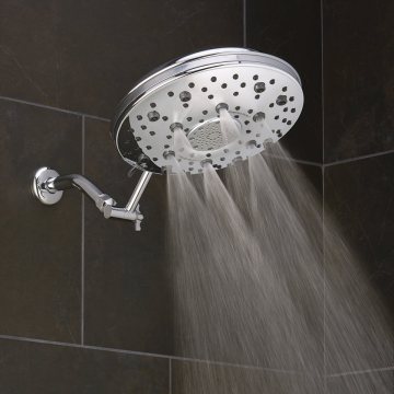 Chuveiro multifuncional de grande jato de alta pressão no banheiro