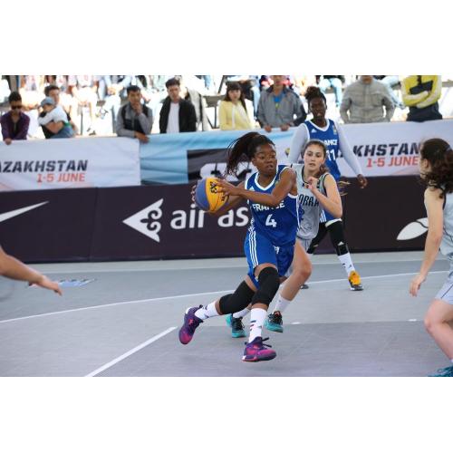 Fiba3x3 SES Enlio entrelazando los azulejos de la corte deportiva 12