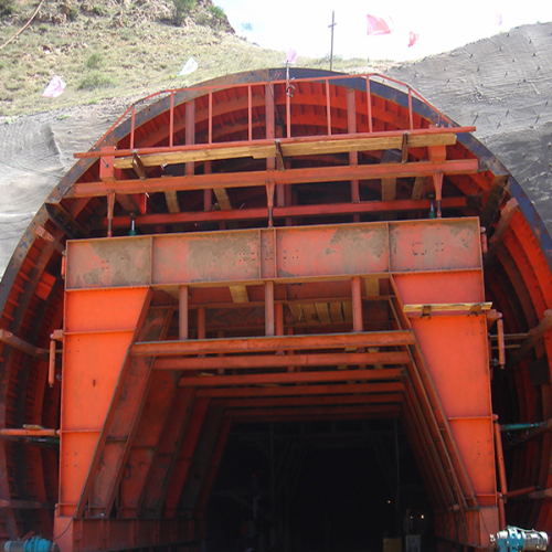 トンネルライニング型枠の安全性ルーフトロリー