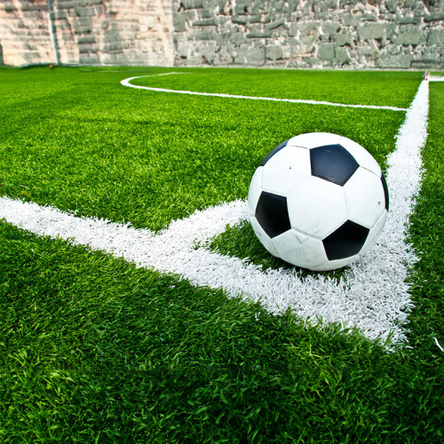 Futbol sahası yapay çimlerle boşlukları dönüştürün