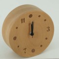 Reloj de escritorio de madera pulido útil