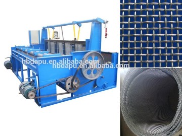 Crimped wire mesh weaving machine