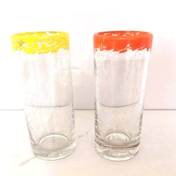 tazza di vetro a sfera alta con bordo colorato per succo