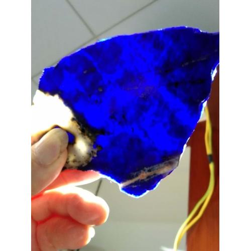 Lempengan sodalite Biru tembus