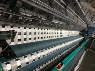 Warp knitting machine for geogrid