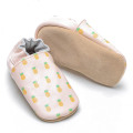 パイナップルの赤ちゃんの柔らかい革の靴