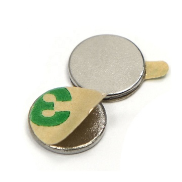 Pequeno adesivo de disco autoadesivo segurando ímã