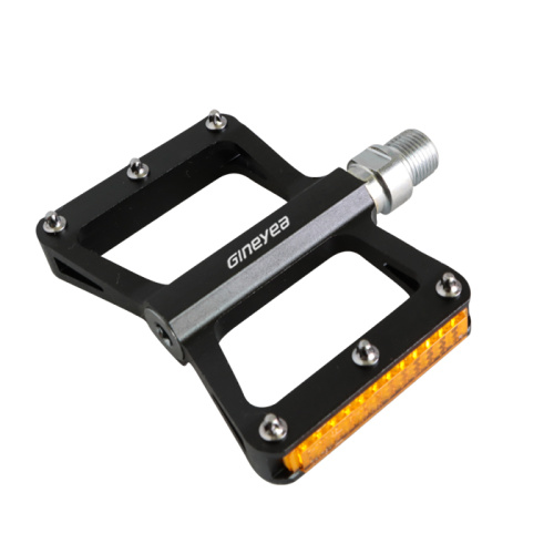 High quality flat pedal with reflective piece and symmetrical design