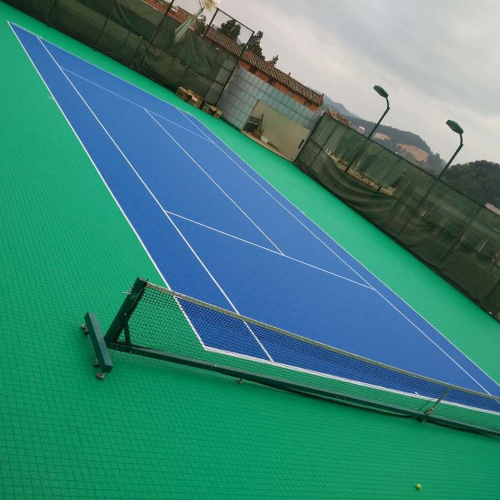 Scuola di pavimenti in campo da tennis blu e verde che utilizzano
