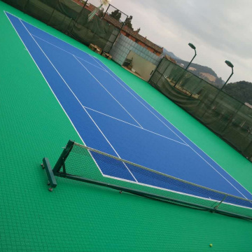 Escuela de pisos de la cancha de tenis mixta azul y verde que usa