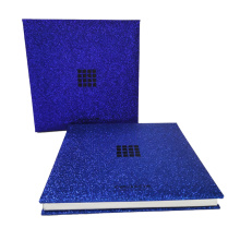 Los cosméticos de la hoja de oro azul componen la caja de papel.