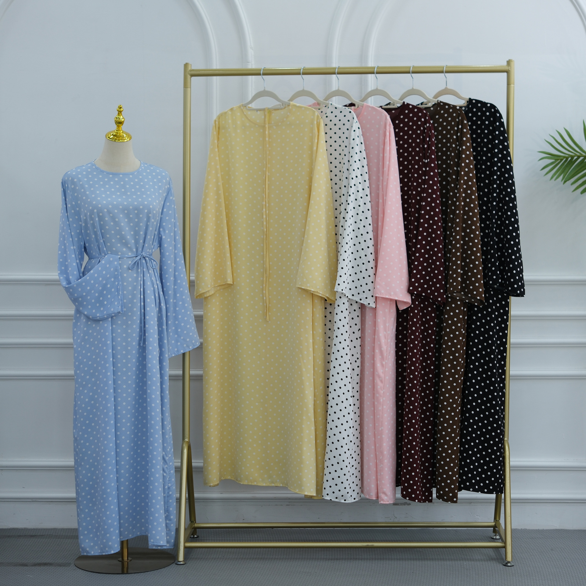 Dhibicda Polka xarrago leh ee Sleeve Sleeve Abaya Polka Dot Abaya Dress with Matching Waist Belt and Flare Sleeves