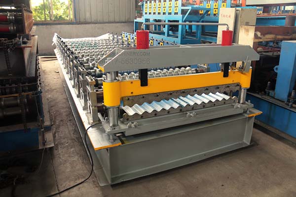 Hydraulic drive corrugated steel panel making machine