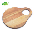 ハンドルが付いている楕円形の美しいアカシアの木製のまな板