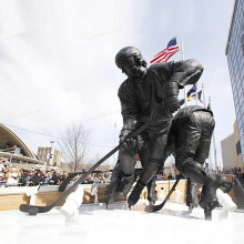 Hot sale life size bronze hockey player figurine for sports park decoration