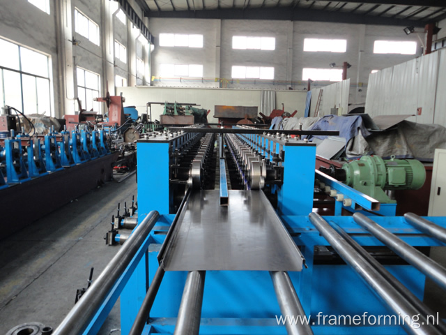 Many sizes shelf  panel rolling machine