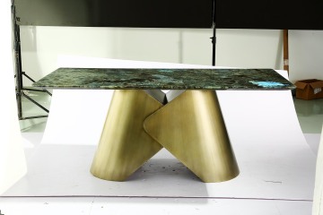 Fashionable Artistic Metal Dining Table