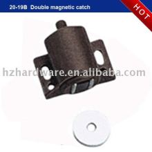 Magnetic door catch & latch
