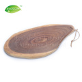 Planche à découper en bois d&#39;acacia brut avec corde