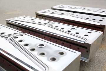 Coat hanger melt blown mold