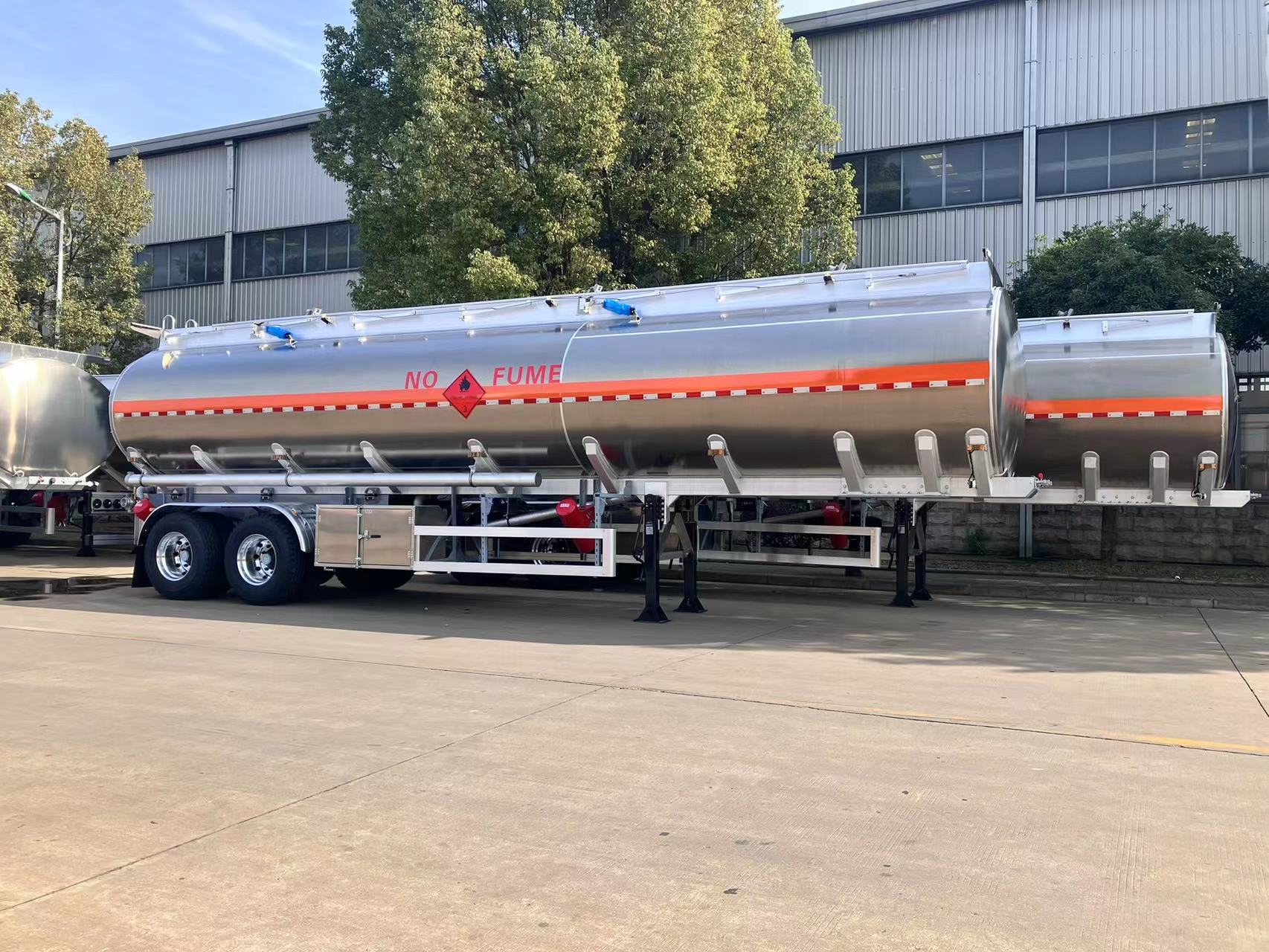 Remolque de combustible (1) Fuel Trailer (1)