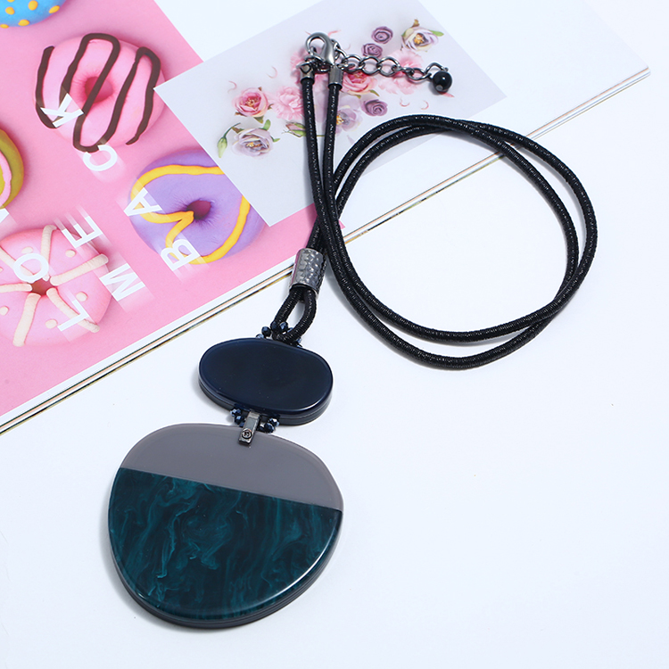 Strand string necklace with acrylic dropping hang for women chunky resin pendant