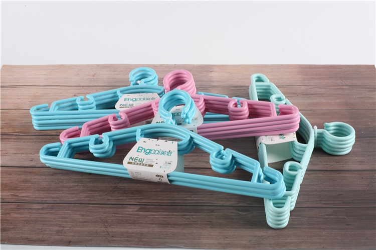 Wholesale New Style Clothes Hanger Plastic Folding Clothing Hanger