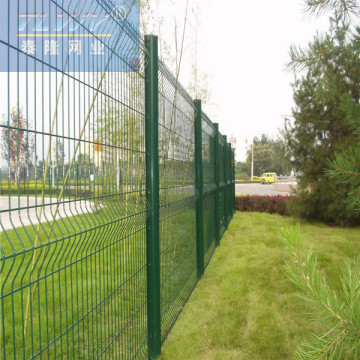 Curvy welded mesh fence