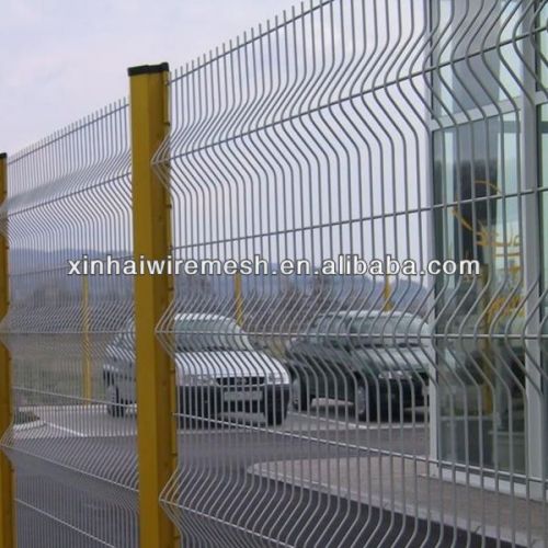 welded wire mesh fence with triangle bends
