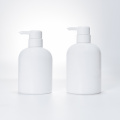 Bouteille de shampooing et gel douche et bouteille de désinfectant pour les mains