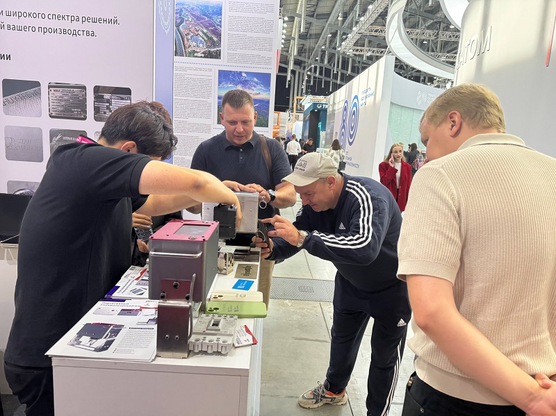 Chuke Intelligent's industrial booth in Yekaterinburg, Russia was packed with people, and Russian media rushed to interview
