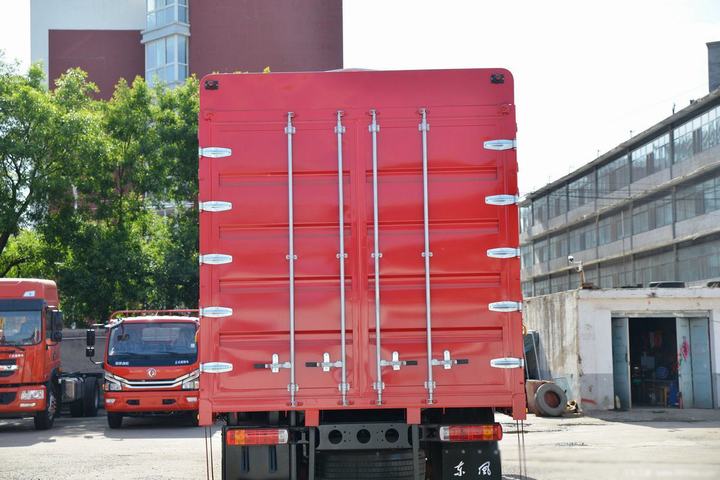 دونغفنغ 220 حصانا 4X2 6.8m نوع الحظيرة شاحنة