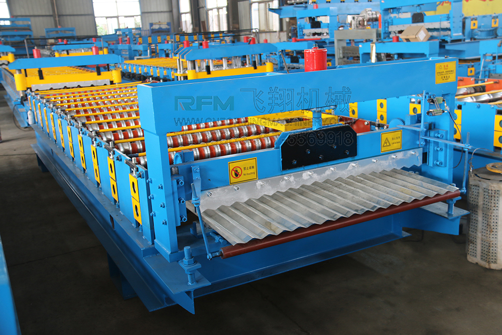 Corrugated roof panel roll forming machine