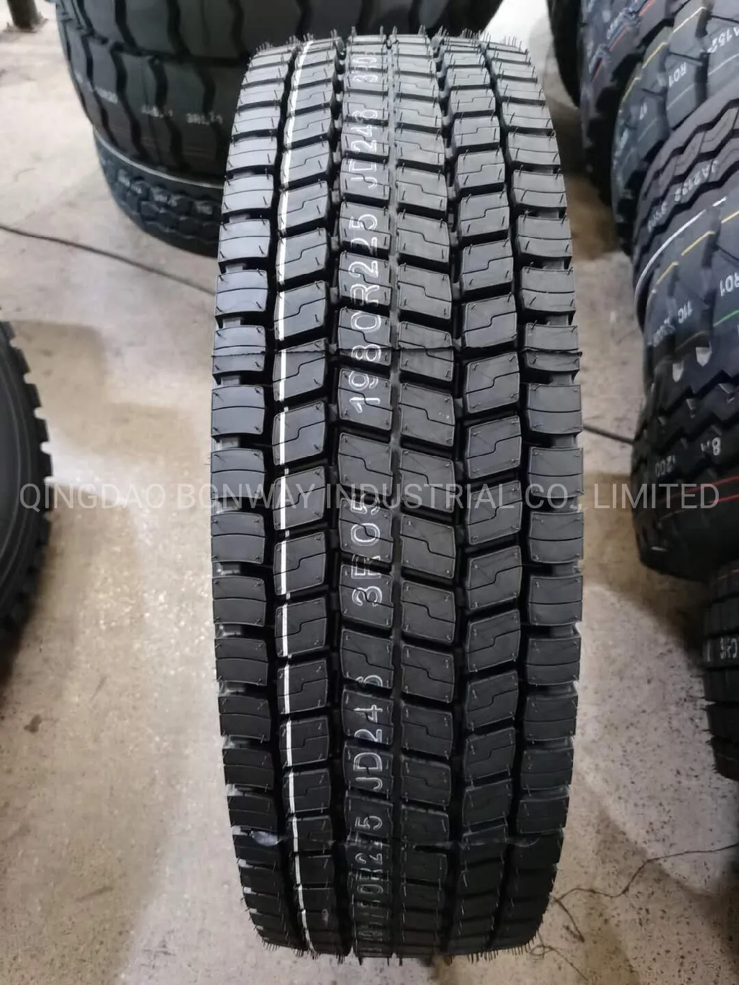 Chinese Top Brand Runever All Steel Radial TBR Tubeless Truck and Bus Tyres with 295/80r22.5 315/80r22.5 385/65r22.5 13r22.5