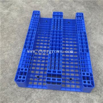 Euro-size plastic pallet and open bottom deck plastic pallet