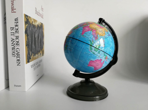 Kleine spaarpot Globe met blauwe wereldkaart