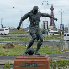 Fine Workmanship Life Size Bronze Football Player Sculpture