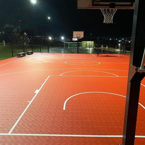 Nova quadra de esportes de basquete ao ar livre com o SES entrelaçadas de ladrilhos