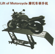 Single post lift of motorcycle
