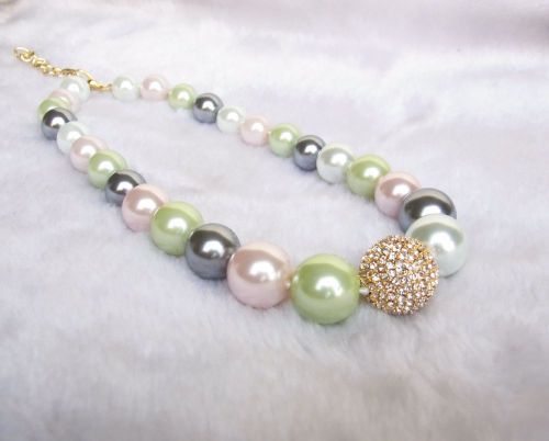 Collier de perles de couleur