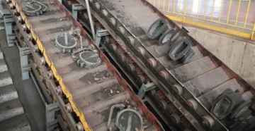 Slat conveyor with flexible design