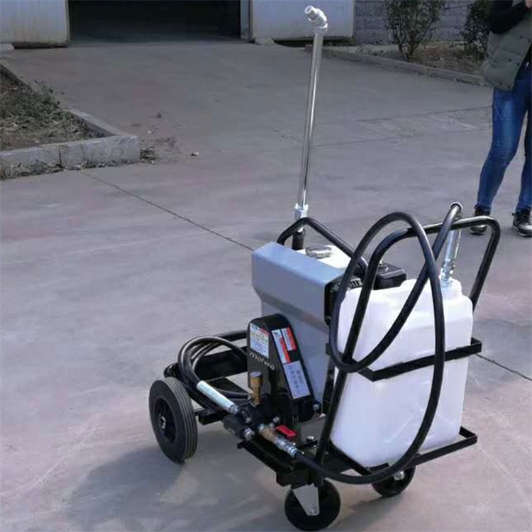 Portable mobile flexible emulsified asphalt spraying machine pavement maintenance matching spreader