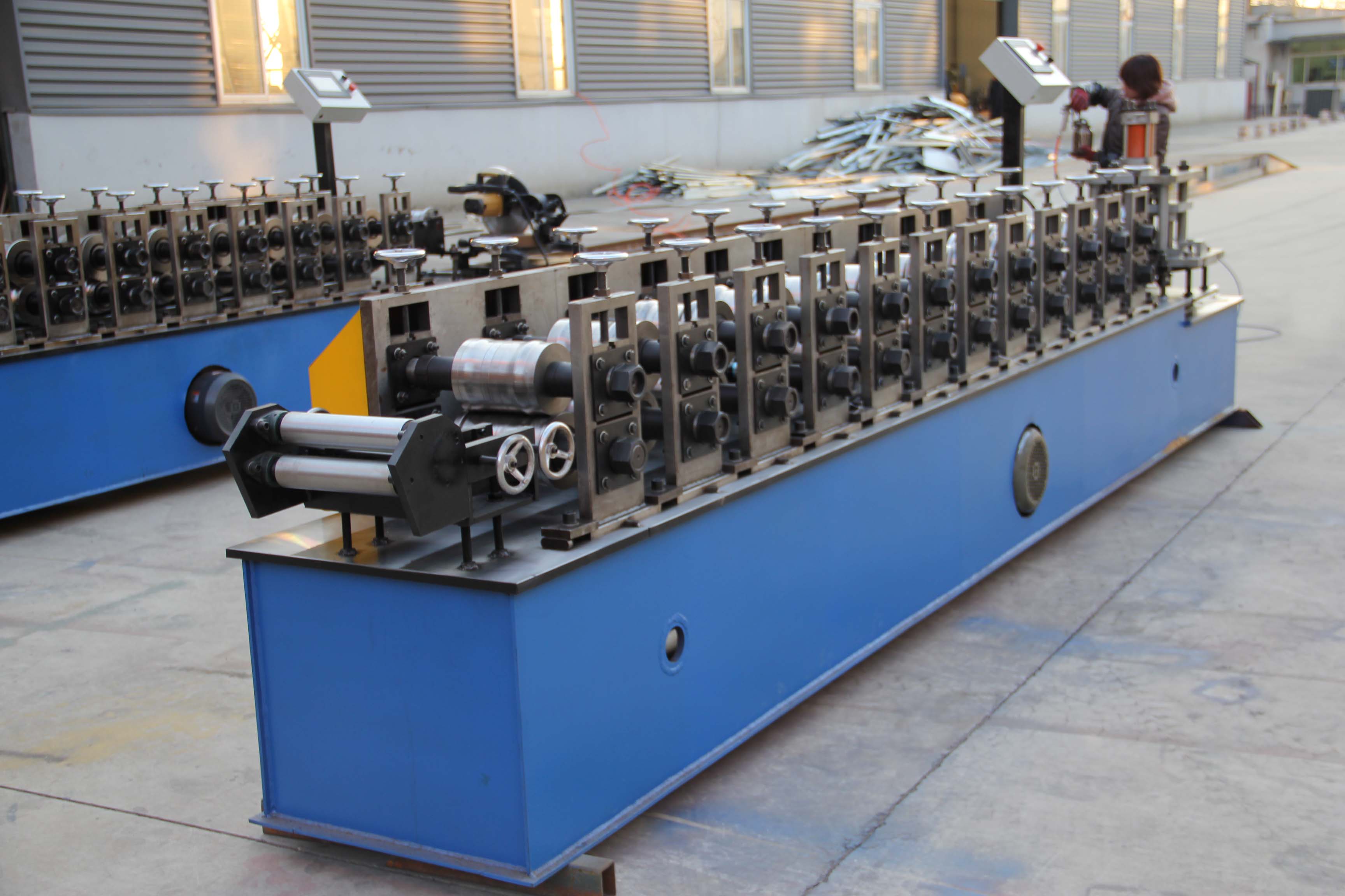 Low price steel profile rolling shutter door production line