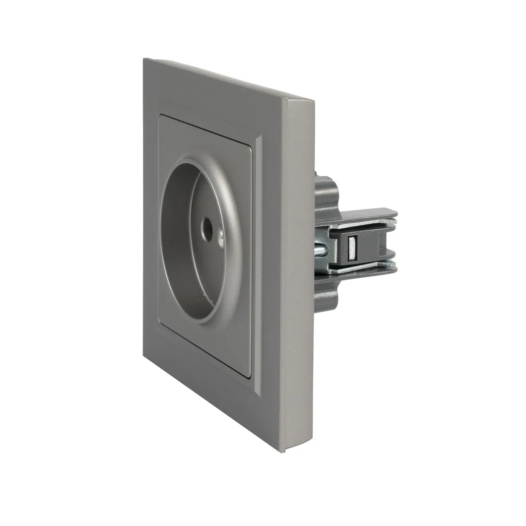 Одинарная настенная розетка ЕС с пластиковой окрашенной панелью, 16 А