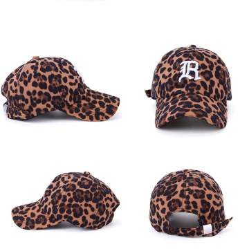 Gorra de béisbol bordada con estampado de leopardo