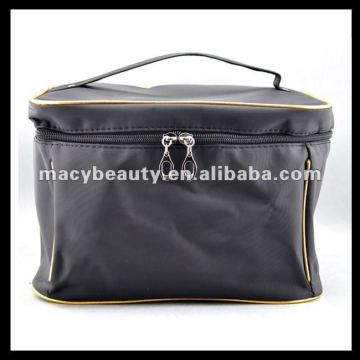 Practical travel makeup case with mirror