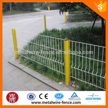 The bending triangular welded mesh fence